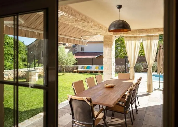 In With Swimming Pool 빌라 *