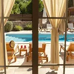 Βίλα In With Swimming Pool *