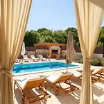 In With Swimming Pool Βίλα *
