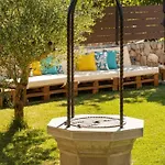 Βίλα In With Swimming Pool