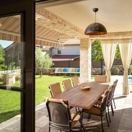 In With Swimming Pool Villa *