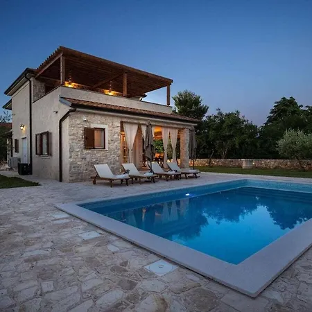 In With Swimming Pool Βίλα