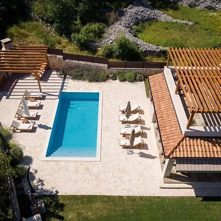 Βίλα In With Swimming Pool Gostinjac